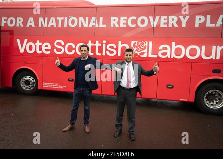 Glasgow, Großbritannien, am 26. März 2021. Anas Sarwar, Vorsitzender der Scottish Labour Party, enthüllt seinen Wahlkampfbus für die bevorstehenden schottischen Parlamentswahlen im Mai 6th mit dem Glasgow-Pollok-Kandidaten Dr. Zubir Ahmed. Anas Sarwar wird mit einem kleinen Team von essentiellen Mitarbeitern und Sicherheitskräften reisen, die während der Kampagne eine ‘Blase’ bilden werden. Foto: Jeremy Sutton-Hibbert/Alamy Live News Stockfoto