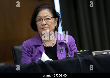 US-Senator Mazie Hirono (Demokrat von Hawaii) hört während einer Anhörung des Justizausschusses des US-Senats im Dirksen Senate Office Building auf dem Capitol Hill in Washington D.C., USA, am Donnerstag, den 25. März 2021. Foto von Stefani Reynolds/CNP/ABACAPRESS.COM Stockfoto