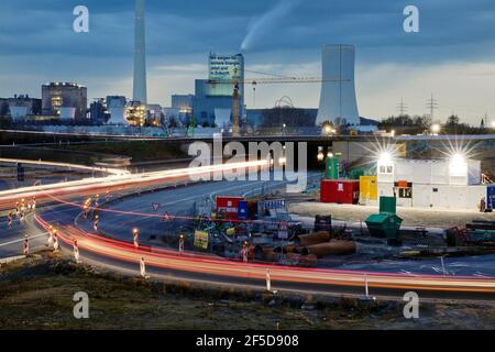 Autobahnkreuz A 43 / A 42 mit Kraftwerk Herne und Baustelle am Abend, Deutschland, Nordrhein-Westfalen, Ruhrgebiet, Herne Stockfoto