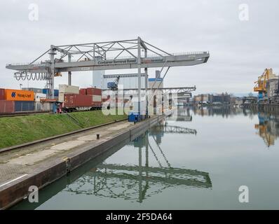 Basel, Schweiz - März 21st 2021: Hafenbecken und Schüttgutumschlag Stockfoto