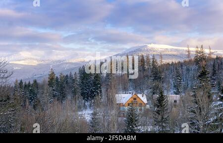 Winter Berglandschaft, Polen, Europa. Panorama des Riesengebirges bei sonnigem Wintertag, Blick von Biała Dolina in Szklarska Poreba auf Szrenica Stockfoto