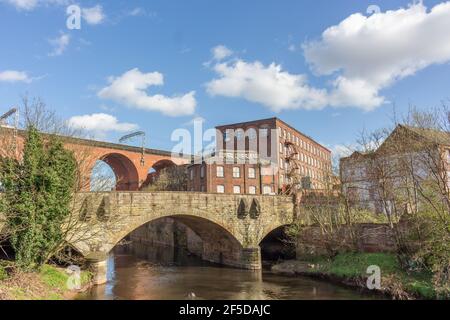 Stockport Eisenbahnviadukt über den Fluss Mersey, Stockport, Cheshire, Großbritannien. Stockfoto