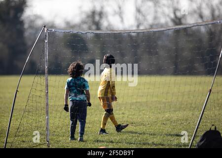 Oadby, Leicestershire. England. März 2021. Jungs spielen Fußball in einem lokalen Park. Stockfoto