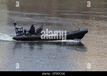 Metropolitan Police Marine Policing Unit Rib, starres Schlauchboot auf der Themse Stockfoto