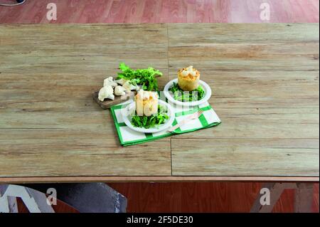 Flan mit Blumenkohl und Rübengrün Stockfoto