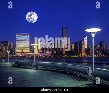 2002 HISTORISCHE SKYLINE VON MIDTOWN MANHATTAN EAST RIVER VON GANTRY PLAZA STATE PARK LONG ISLAND CITY NEW YORK CITY USA Stockfoto