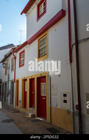 Eine der Gassen in der Altstadt von Coimbra, Portugal. Stockfoto