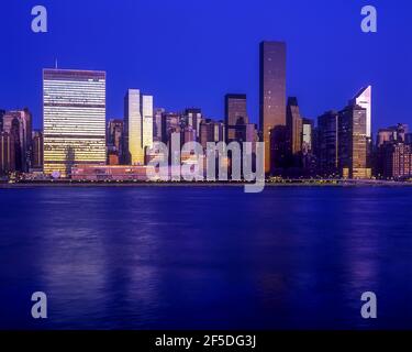 2002 HISTORISCHE MIDTOWN SKYLINE EAST RIVER MANHATTAN NEW YORK CITY USA Stockfoto