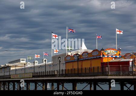 Britische Flagge, Englische Flagge, Bunten, England, Fliegen, Wind, Brexit, St. Georges Day, Blau, Britische Kultur, Klarer Himmel, Wolke - Himmel, Konservative Partei Stockfoto