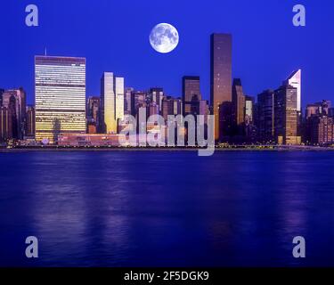 2002 HISTORISCHE MIDTOWN SKYLINE EAST RIVER MANHATTAN NEW YORK CITY USA Stockfoto