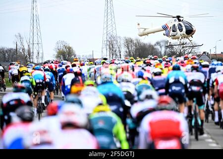 Abbildung Bild zeigt einen Polizeihubschrauber über dem Reiterrudel in Aktion während des 'E3 Saxo Bank Classic' Radrennens, 203,9km von und nach Stockfoto