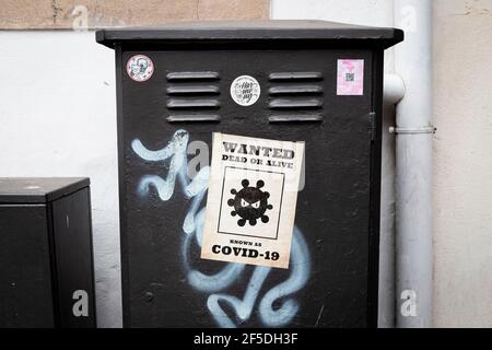 11. August 2020, Portugal: Ein Plakat mit der Lektüre von "'Wanted Dead or Alive known as COVID-19'', das überall in Porto zu sehen ist. (Bild: © Teresa Nunes/SOPA Images via ZUMA Wire) Stockfoto