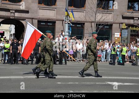Kiew, Ukraine - 24 2018. August: Polnische Soldaten nehmen an der Parade zum Unabhängigkeitstag in der Straße Chreschtschatyk Teil Stockfoto