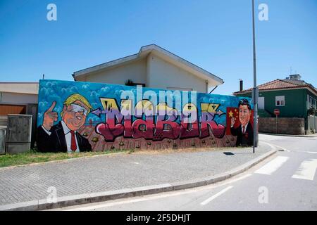 Portugal. 25th Mai 2020. Ein Graffiti des Straßenkünstlers Mabor, der den ehemaligen US-Präsidenten Donald Trump mit einer OP-Maske über den Augen zeigt und den chinesischen Präsidenten Xi Jinping winkt. Quelle: Teresa Nunes/SOPA Images/ZUMA Wire/Alamy Live News Stockfoto