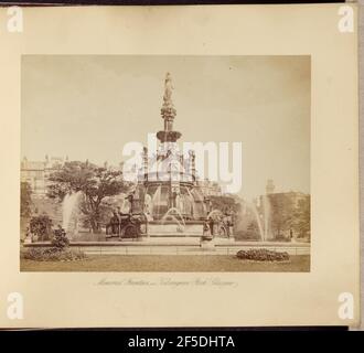 Memorial Fountain im Kelvingrove Park, Glasgow. Blick auf den Stewart Memorial Fountain im Kelvingrove Park, Glasgow. Um den kunstvoll geschnitzten Brunnen herum sprühen mehrere Wasserströme. Häuser, die den Kelvingrove Park säumen, können in der Ferne gesehen werden. (Recto, Mount) unten in der Mitte, unten im Bild, in schwarzer Tinte: 'Memorial Fountain in Kelvingrove Park, Glasgow.' Stockfoto