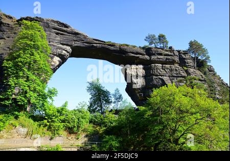 Blick auf Pravcicka brana, den größten natürlichen Sandsteinbogen Europas im Nationalpark Böhmische Schweiz. Stockfoto