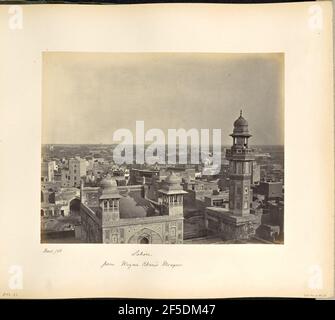 Lahore; von Wuzeer Khans Moschee. Gesamtansicht der Stadt Lahore von der Wazir Khan Moschee. Das Hauptgebäude der Moschee befindet sich im Vordergrund, mit der Spitze des spitzen Bogens am Haupteingang, das gewölbte Dach und die beiden Chattris an den vorderen Ecken sind alle sichtbar. Einer der beiden Minarette, die die Außenwände der Moschee schmücken, ist auf der rechten Seite des Bildes zu sehen. Sowohl die Moschee als auch das Minarett sind mit aufwändigen Mosaiken, Schnitzereien und Marmoreinlagen in floralen und geometrischen Mustern dekoriert. (Recto, Montierung) unten links, handgeschrieben in schwarzer Tinte: 'Novr /66' Unten links, handw Stockfoto