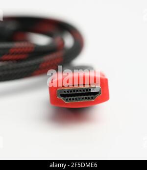 Verdrilltes Kabel in schwarzer Textilindustrie auf weißem Hintergrund, hdmi-Adapter, Makro Stockfoto