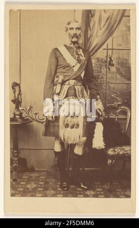 Nicht identifizierter bärtiger Mann mit Metallen auf der Brust, Kilt tragend, stehend. F.W. Baker (Großbritannien, aktiv Kalkutta, Indien 1860s) Stockfoto