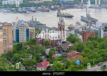 WLADIWOSTOK, RUSSLAND - 06. JUNI 2020: Lutherische St. Paul's Church in Wladiwostok. Blick von oben. Stockfoto