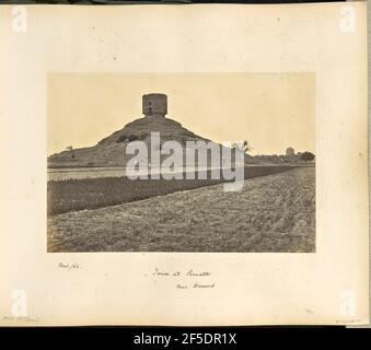 Benares; die Überreste eines alten Ziegelturms in Sarnath, erforscht von General Cunningham. Blick auf die Chaukhandi Stupa in Sarnath. Drei Figuren stehen ausgebreitet an der Basis des Hügels, auf dem die achteckige Struktur sitzt.. (Recto, Bild) unten links, im Negativ handgeschrieben: '1184' (Recto, Montierung) unten links, in schwarzer Tinte handgeschrieben: 'Novr /68' unten links, in Bleistift handgeschrieben: 'A42,75 (Bou)' unten Mitte, in schwarzer Tinte handgeschrieben: 'Tower at Sarnath / near Benares' Stockfoto
