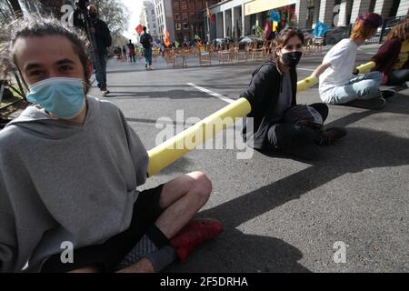 Madrid, Spanien, März 26 2021: Extinction Rebellion (XR) führt einen Akt der partizipativen Demokratie auf der Straße durch. Es wurde vor dem Gesundheitsministerium installiert, um zu fordern, dass die Bürgerversammlung für das Klima, die von der spanischen Regierung für den ökologischen Übergang in ein paar Monaten angekündigt wurde, ein echtes Entscheidungsmandat haben. Quelle: dpa picture Alliance/Alamy Live News Stockfoto