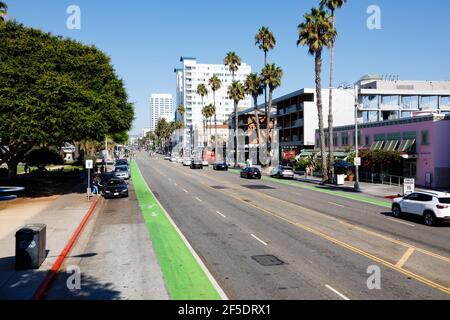 Ocean Avenue nach Westen. Downtown Santa Monica, Los Angeles, Kalifornien, Vereinigte Staaten von Amerika Stockfoto