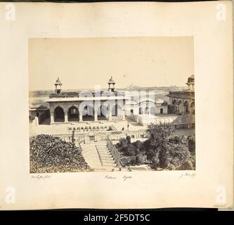 Agra; das Fort, der Palast von Akbar mit dem Taj in der Ferne. Erhöhte Sicht auf das Innere des Geländes innerhalb des Agra Fort Komplexes. Der Khas Mahal, ein Pavillon mit geschwungene Bögen und zwei Chattris, oder dekorative Kuppelpavillons, sitzt am Ende des Komplexes hinter dem Hof und Gärten. Zwei Männer können im Hof neben einem leeren Brunnen gesehen werden, und das Taj Mahal ist in der Ferne sichtbar. (Recto, Bild) untere Mitte, im Negativ handgeschrieben: '1221' (Recto, Montierung) unten links, in schwarzer Tinte handgeschrieben: '25 Sept. /65' Unten links, in Bleistift handgeschrieben: '5' untere Mitte, ha Stockfoto