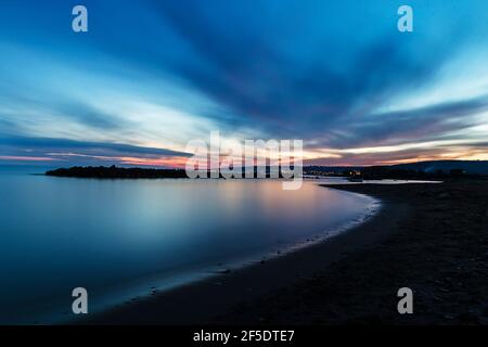 Blu Stunde über dem Meer Stockfoto