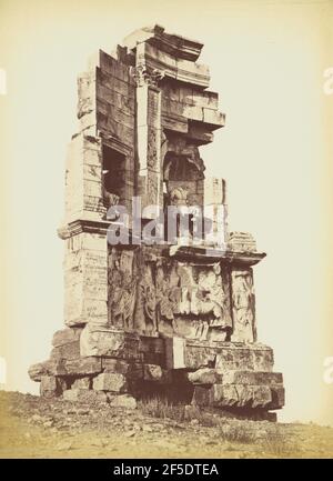 Das Philopappos Monument. Die Teilfassade des Philopappos-Denkmals steht auf dem Gipfel des Mouseion-Hügels in Athen. Die Statuen sind beschädigt und an den Seiten, an der Basis und an der Oberseite fehlen Steine. Graffiti wurde in einige der Steine zerkratzt. (Verso, Druck) oben rechts, in Bleistift: 'Moraites / philopapus'; Stockfoto