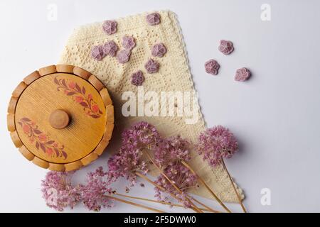 Auf weißem Hintergrund sind lilafarbige Süßigkeiten in der Form Von Blumen und Fliederblüten Stockfoto