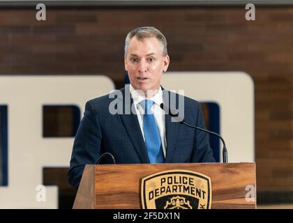 New York, NY - 25. März 2021: Pressekonferenz der NYPD auf der One Police Plaza über eine neue Initiative zur Bekämpfung antiasiatischer Hassverbrechen durch die Hinzufügung von Zivilbeamten Stockfoto