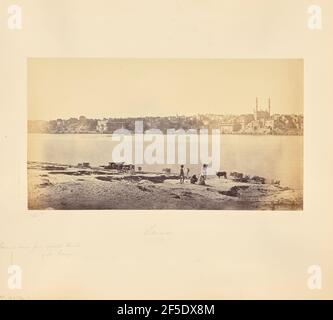 Benares; Allgemeine Ansicht vom gegenüberliegenden Ufer des Ganges. Samuel Bourne (Englisch, 1834 - 1912) Stockfoto