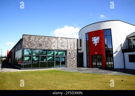 Gesamtansicht der Einrichtungen vor dem internationalen Freundschaftsspiel unter 21 im Colliers Park, Wrexham. Bilddatum: Freitag, 26. März 2021. Stockfoto