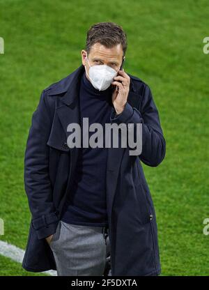 Oliver BIERHOFF, Manager, Teammanager DFB, telefoniert mit dem Handy, fotografiert, iphone Apple im Spiel DEUTSCHLAND - ISLAND 3-0 Deutschland - ISLAND 3-0 WM-Qualifikation, WM Quali, Saison 2020/2021, 25. März 2021 in Duisburg, Deutschland. © Peter Schatz / Alamy Live News wichtig: Die DFB-Vorschriften verbieten die Verwendung von Fotografien als Bildsequenzen und/oder quasi-Video. Stockfoto