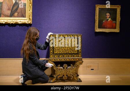 Bonhams, London, Großbritannien. 26. März 2021. Vorbereitungen für Bonhams Frühling Verkauf der islamischen und indischen Kunst am 30. März enthält EINE Bareilly Painted Wood Chest, Ostindien, 19th Jahrhundert, Schätzung: £2.000-3.000. Quelle: Malcolm Park/Alamy Live News Stockfoto