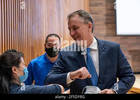 New York, NY - 25. März 2021: Pressekonferenz der NYPD auf der One Police Plaza über eine neue Initiative zur Bekämpfung antiasiatischer Hassverbrechen durch die Hinzufügung von Zivilbeamten Stockfoto