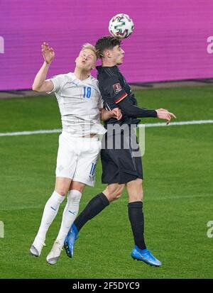 Kai HAVERTZ, DFB 10 Wettkampf um den Ball, Tackling, Duell, Header, zweikampf, Aktion, Kampf gegen Hordur MAGNUSSON, ISL 18 im Spiel DEUTSCHLAND - ISLAND 3-0 Deutschland - ISLAND 3-0 Qualifikation für Weltmeisterschaften, WM Quali, Saison 2020/2021, 25. März 2021 in Duisburg, Deutschland. © Peter Schatz / Alamy Live News wichtig: Die DFB-Vorschriften verbieten die Verwendung von Fotografien als Bildsequenzen und/oder quasi-Video. Stockfoto