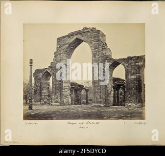Delhi; Kutub Minar, Great Arch und Iron Pillar. Blick auf den Großen Bogen und die Eiserne Säule in der Quwwat-ul-Islam Moschee im Qutb Komplex. Der Spitzbogen wird von drei kleineren Spitzbögen flankiert, die alle mit kunstvollen Schnitzereien verziert sind. Die Eiserne Säule sitzt im Vordergrund auf der linken Seite des Bildes, und zwei Männer stehen unter dem Großen Bogen. (Recto, Bild) Unten rechts, im Negativ handschriftlich: '1376' (Recto, Montierung) Unten links, handschriftlich in schwarzer Tinte: '27 Sept /65' Unten links, handschriftlich in Bleistift: 'A42,14 (Bou)' Unten Mitte, handschriftlich in schwarzer Tinte: 'Moschee und Loha ka Iât / K Stockfoto