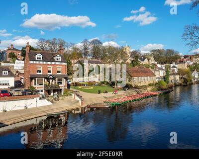 Watreside und Ruderboote auf dem Fluss Nidd auf einem Sonniger Frühlingstag in Knaresborough North Yorkshire England Stockfoto