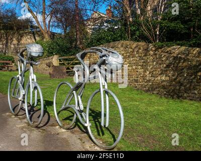 Radfahrer Skulptur und Garten zum Gedenken an die Tour de France vorbei Durch Knaresborough in 2014 North Yorkshire England Stockfoto