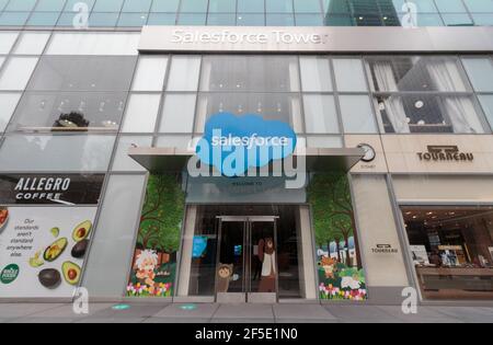 Fassade und Eingang zum Salesforce Tower in der 1095 Ave of the Americas, Midtown Manhattan, New York, einem Bürogebäude mit Wolkenkratzern Stockfoto