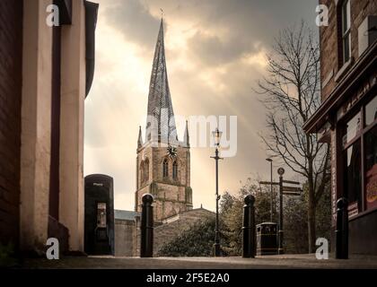 Die Crooked Spire Kirche St. Marys alle Heiligen golden Stunde Sonnenuntergang in Chesterfield Marktstadt Derbyshire Frühling Sommer Tag Berühmter verdrehter Kirchturm Stockfoto