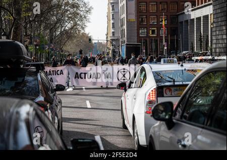 Madrid, Spanien. März 2021, 26th. Klimaaktivisten der Gruppe Extinction Rebellion (XR) blockieren die Straße vor dem Gesundheitsministerium während eines Protestes, der Aktionen gegen den Klimawandel fordert. Quelle: Marcos del Mazo/Alamy Live News Stockfoto