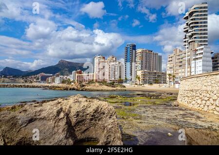 Playa de Calp Strand mit Mehrfamilienhäusern und umliegenden Bergen Calpe, Calp, Costa Blanca, Spanien, im Winter Stockfoto