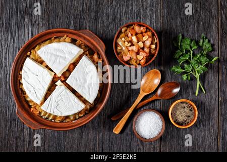 Tartiflette, French Potato, Bacon und Käse Auflauf vorbereitet, um in einer Tonplatte backen, flat Lay, französisch Küche Stockfoto