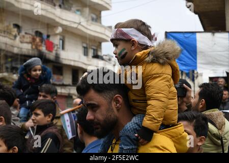 Afrin, Aleppo, Syrien, 26. März 2021 Demonstranten protestieren in der Stadt Afrin gegen Russlands Erklärung, drei Grenzübergänge zwischen den Gebieten des Assad-Regimes und den von der Opposition kontrollierten Gebieten zu öffnen, da Russland erklärt hat, dass es mit der türkischen Regierung vereinbart habe, drei Grenzübergänge mit den von der Opposition kontrollierten Gebieten zu öffnen, Und das wurde von der Türkei geleugnet und von der syrischen Opposition abgelehnt.Kredit: Rami Alsayed/Alamy Live News Stockfoto