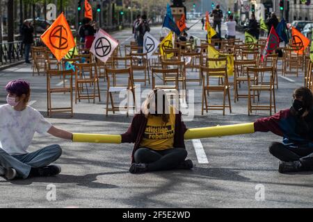 Madrid, Spanien. März 2021, 26th. Klimaaktivisten der Gruppe Extinction Rebellion (XR) ketteten sich an, die Straße vor dem Gesundheitsministerium zu blockieren, während einer Protestaktion, die Aktionen gegen den Klimawandel forderte. Quelle: Marcos del Mazo/Alamy Live News Stockfoto