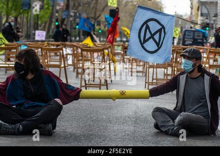 Madrid, Spanien. März 2021, 26th. Klimaaktivisten der Gruppe Extinction Rebellion (XR) ketteten sich an, die Straße vor dem Gesundheitsministerium zu blockieren, während einer Protestaktion, die Aktionen gegen den Klimawandel forderte. Quelle: Marcos del Mazo/Alamy Live News Stockfoto