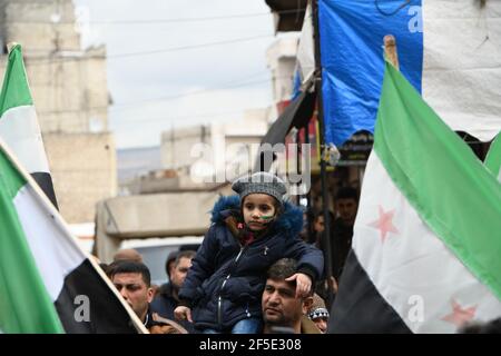 Afrin, Aleppo, Syrien, 26. März 2021 Demonstranten protestieren in der Stadt Afrin gegen Russlands Erklärung, drei Grenzübergänge zwischen den Gebieten des Assad-Regimes und den von der Opposition kontrollierten Gebieten zu öffnen, da Russland erklärt hat, dass es mit der türkischen Regierung vereinbart habe, drei Grenzübergänge mit den von der Opposition kontrollierten Gebieten zu öffnen, Und das wurde von der Türkei geleugnet und von der syrischen Opposition abgelehnt.Kredit: Rami Alsayed/Alamy Live News Stockfoto